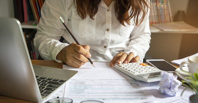 Lady Budgeting for Car Insurance